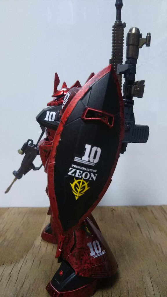 左より。ＧフレームのシールドにはHG用のデカールでも迫力あります。