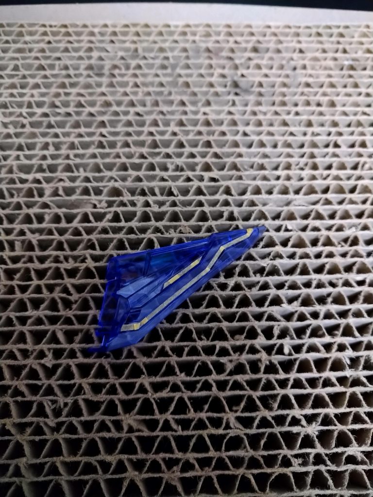 マスターの頭のパーツはクリアーパーツなのでマスキングしてから基本色を塗装しました。