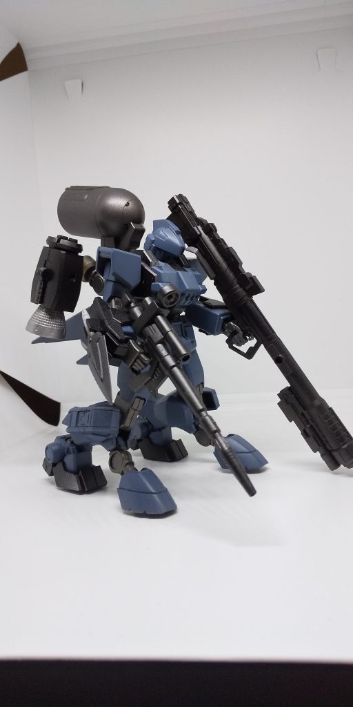 降着状態。
最初は後ろのバーニア共の重量とキットの足の小ささが足を引っ張りうまく立てないのでは、と思い膝のところにランディングギアに見立てた物を装着。
……普通に立てたのでうんまあ、みたいな空気にはなりました。