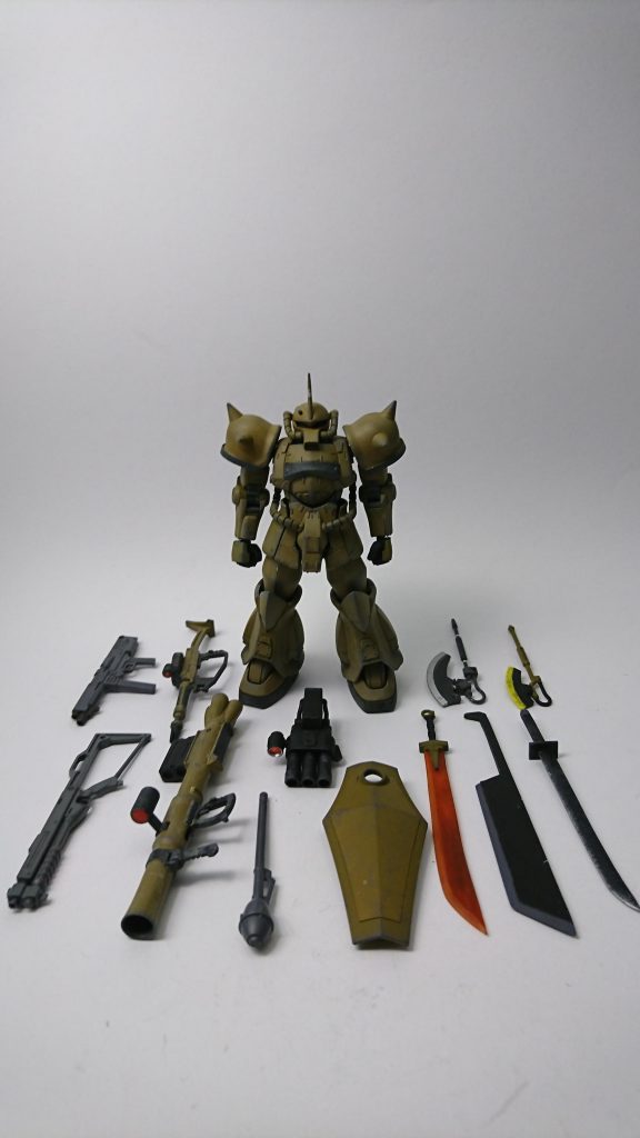 武装一覧。一部は以前製作したザクからの流用。
お馴染みの武装の他、オリジナル格闘武装も制作。
右下、日本刀型ヒートサーベル(説明は後程)
下段右から2本目、対艦用ヒートバスターソード、黒い三連星、オルテガの要望により製作された、ビッグトレーの装甲すら一撃で溶断可能な対艦刀。
オルテガの戦死により本機のパイロットが受領した。
本来ドム用に作られた武装のため、グフで運用するには熟練の操縦技術を要する。