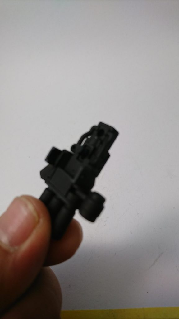 グフカス用の三連装マシンガンはランナーでステーを雑に自作して装着できるようにしました。画像荒くてすいません。