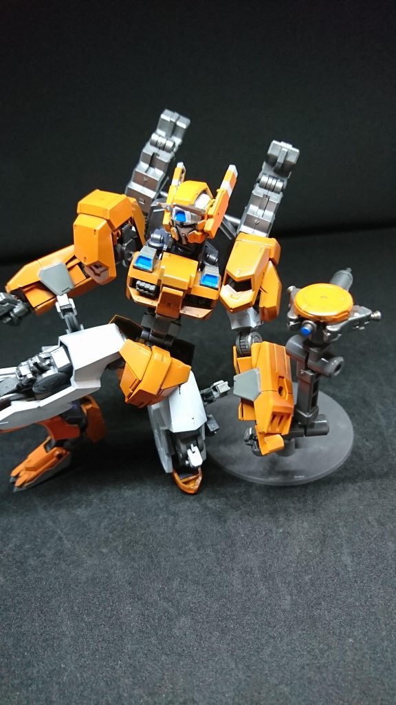 偵察型ドローン「HOUND」索敵に長けたドローン操作はAIのゼナが担当しているパイロットでも操作は可能でありリモコンがゲームコントローラになっている索敵範囲が広く敵機を確認してマーカーを打つことができ情報もフルーレティと同調している