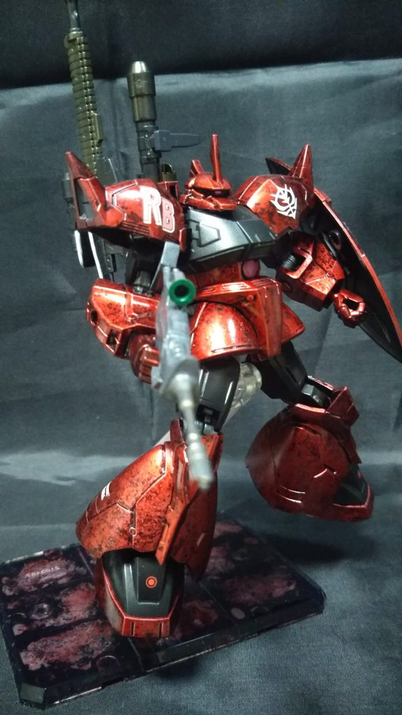 完成。どうせなら、ベースも塗ろうとベースの裏から塗装。クリアレッド、シルバーをラップでペタペタ、ブラックの順で塗装。ベースの表面はピカピカに。ミニ四駆のポリカボディのラップ塗装のやり方で実施。