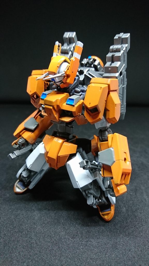 人物/AIライセル元傭兵でケーシーの兄、面倒見がよく正義感が強いが女好きでもある傭兵時代白兵戦が得意で隠密任務もそつなくこなしてきたバープレスカンパニーからフルーレティを奪取するときMSの操縦が未経験だったがAIのゼナのサポートにより追っ手を撃破したそうだ孤児院の子供達から「ヒーロー」と言われてるが本人は否定しているケーシーライセルの弟、普段は穏やかな性格で仕事になると冷静頓着に任務をこなしハッキングや戦略を得意とする策士ちなみに孤児院の食事は全てケーシーの手作りらしい奪取後フルーレティのAIゼナと会話したが不信感がありいまだに警戒しているゼナフルーレティに搭載されているAI(女声)例えるなら教官のような口振りで話し厳格な性格だが、ときに優しく温かく成長を見守ることもあるパイロットがMSに対応できるようにサポートを行い最適な手段を導きだし反映することができるライセルの話を聞き相談にのったりすることがある