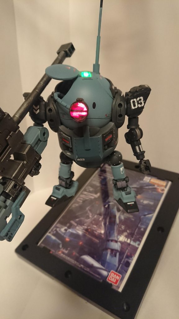 合わせ目とかバッチリ出ちゃってますが、気に入ってます。03の肩アーマーが撮影中に割れて瞬着で付けました。