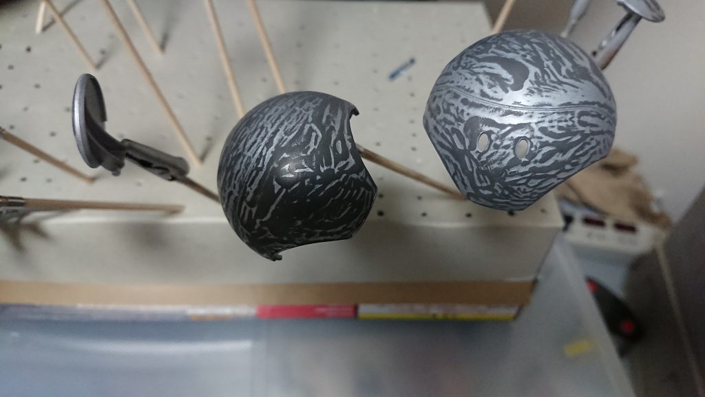 最初に筆塗りで市販の「マグネットペイント」で塗り、上にサーフェイサーを塗って800番でかるく磨いた画像です。
筆塗りした後にサーフェイサーをかけ、磨くとこんな良い感じの斑が見えるとは思わなかったです…(また別途やりたいと考えてます)