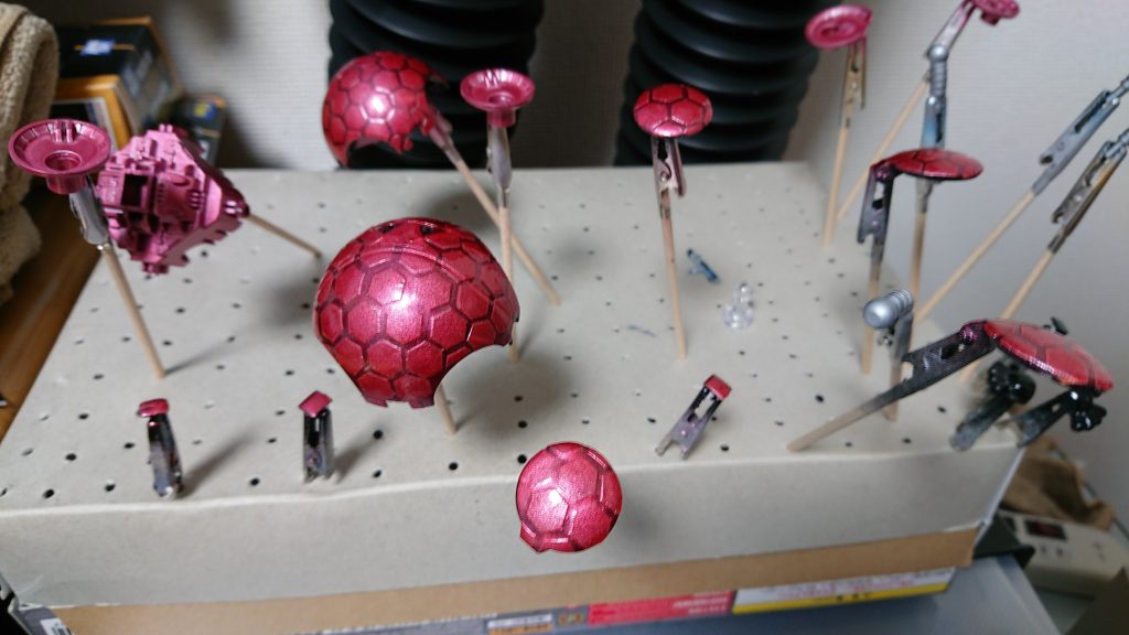 黒の塗装の上に模様付けのためマスキングを行い、GXメタルレッドで塗装を行いました。