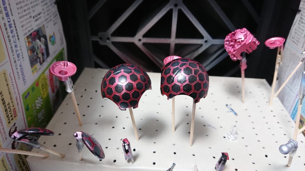 乾いたのちマスキングを剥がし、蓄光塗料で塗装した後、感温系塗料(顔料+スーパークリア)で塗装し完成となります。