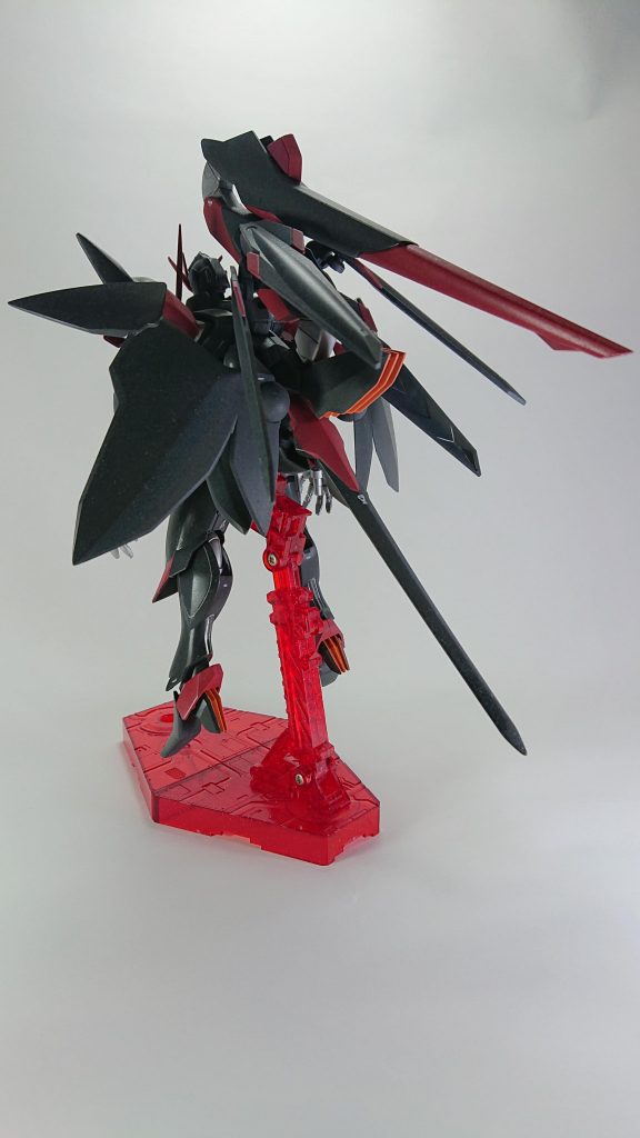 背面 背面は武装だらけです。大型ビームキャノン、実体剣のブレード、専用ビット 、翼の部分は側面・背面のシールドをかねています。