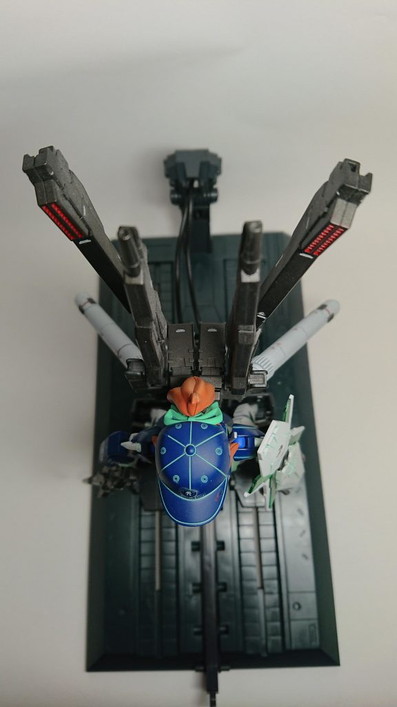 ネェル・アーガマの発艦シーンをイメージ。スタンドはMGのストライクに付属のものをそのまま使用。