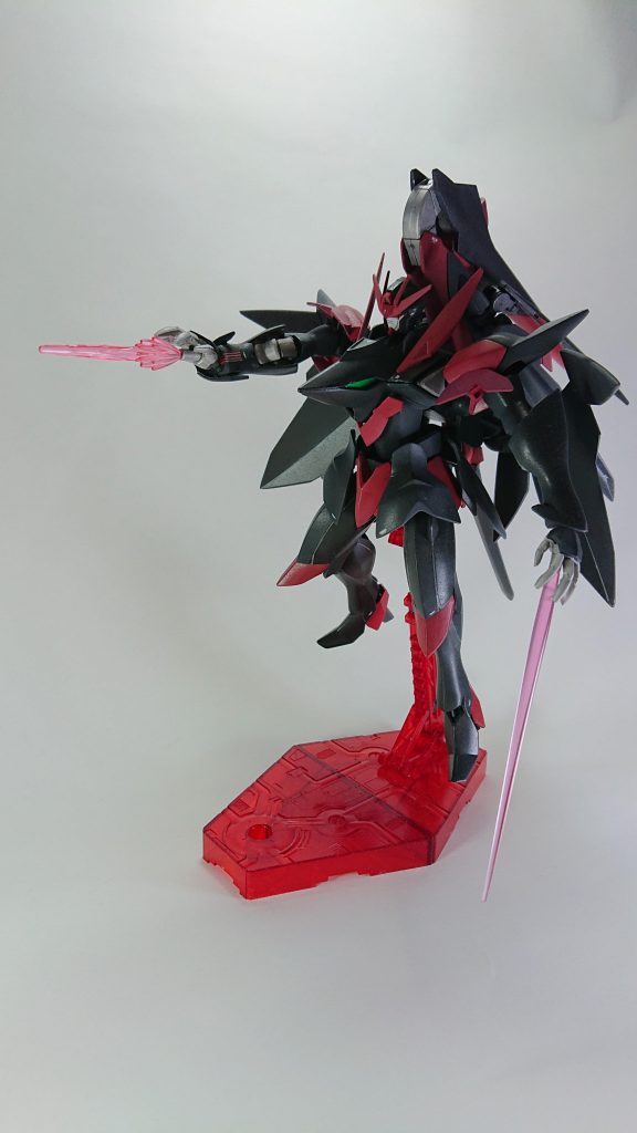 いい感じで悪役っぽさが出せたような気がします。使用キットはゼダスR・ドラド、頭はガンダムX、一部武装はノーネイムライフルです。 閲覧ありがとうございます。