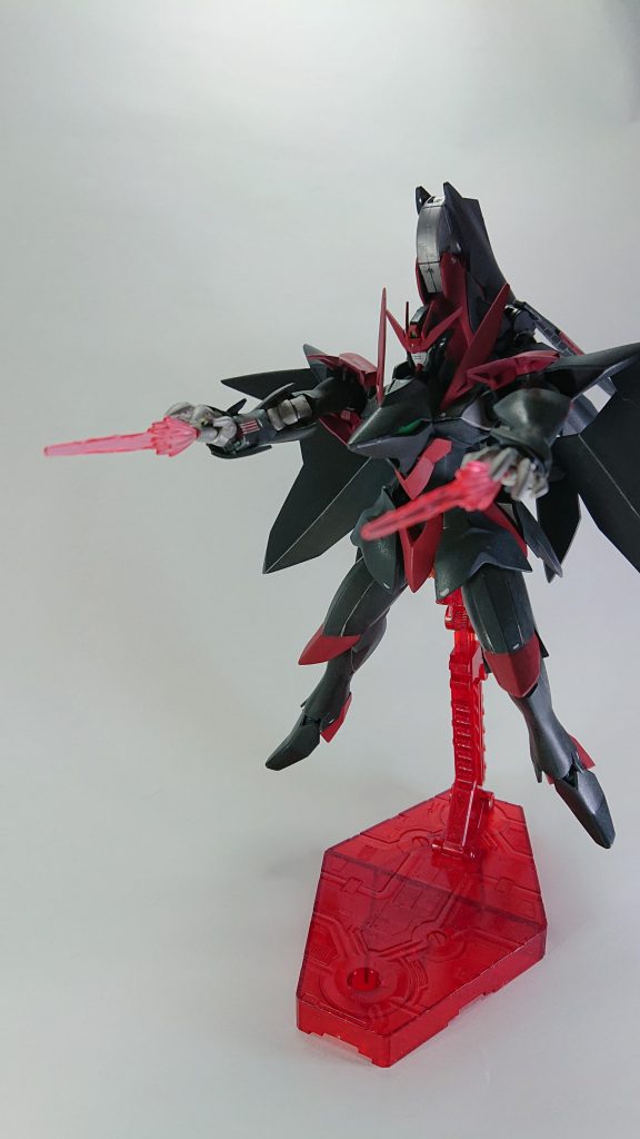 手のひらの射撃武装ビームバルカン部分はビームサーベル位置もかねています。