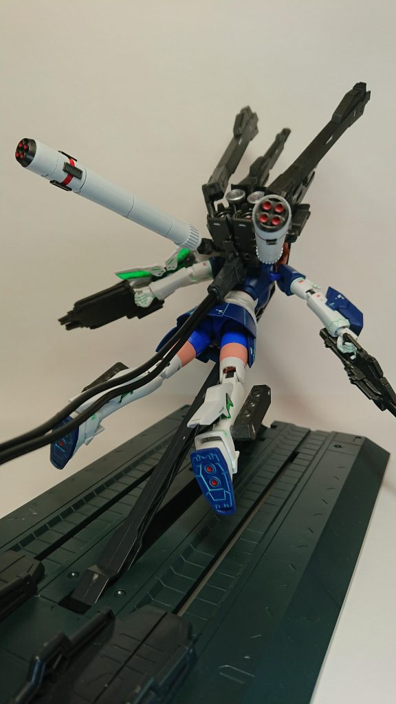 プロペラントタンクから青い噴射が出たら良かったんですが、諦めました。