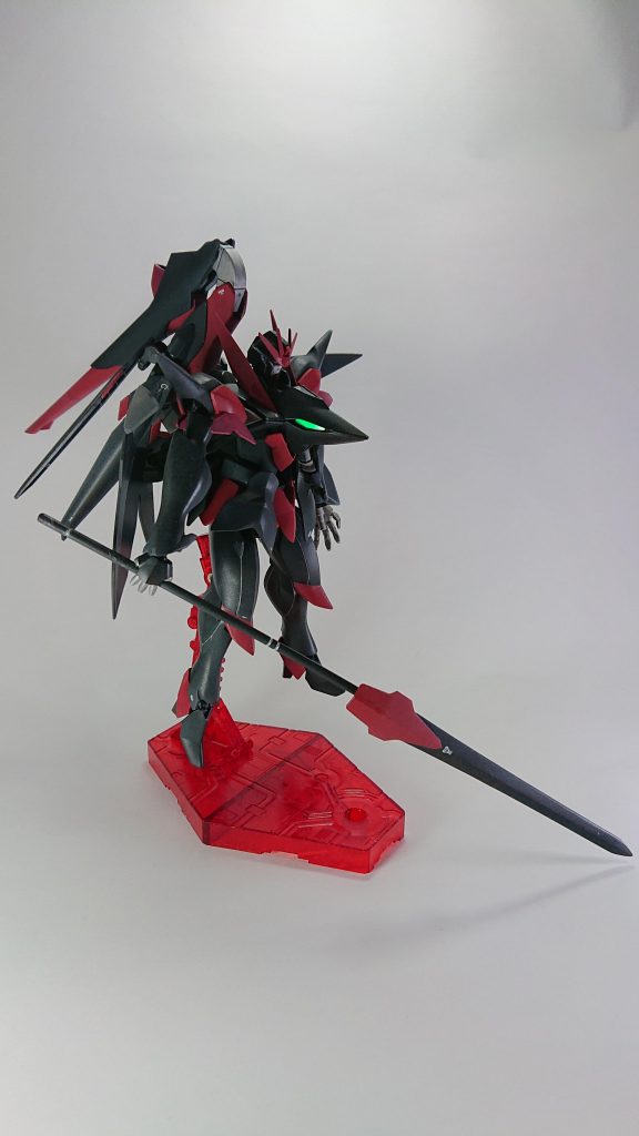 背面の尻尾部分は付け替えで装備可能です。名前はブレードですが見た目は槍です。