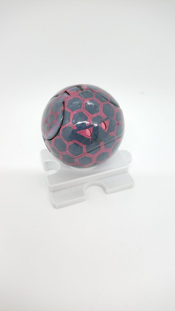 -温度変化時-
常温から約30度程度(人の体温ぐらい)ハロの温度を上げると赤のハニカム模様が浮かびあがります
プラモの表情を変えても見たかったので目元を三角形でちょっと怒ってるように塗装してます。