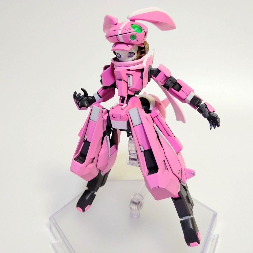 初めはただただ、やや大きめなサラの頭に似合うMSのボディは無いものか…?と、グリモアレッドベレーに乗せて色々いじくっていましたが、作りたいもののイメージが全く湧いてこず…胴体小さいから多分似合わないだろうな…と思っていたウーンドにダメ元お試しで乗せてみたら…ウサギっぽくて個人的にドストライクでした‼️wここでようやく『レン専用 陸戦型ウーンドウォート』を作ろう的なイメージがまとまりました。