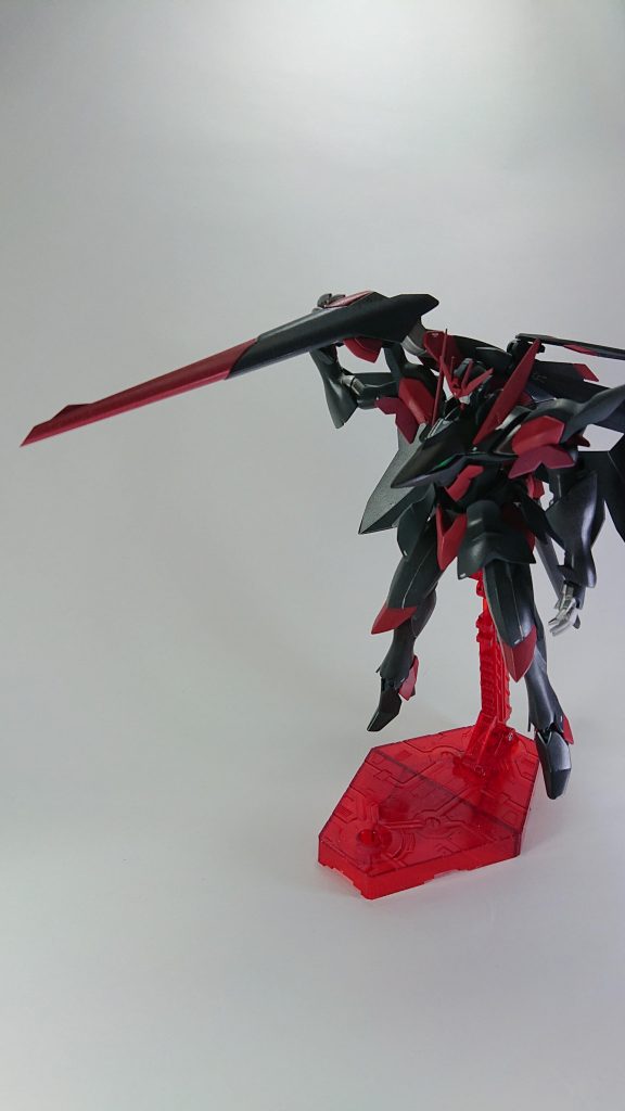 大型ビームキャノンは本当は脇に抱えたいんですが後ろの翼が干渉するので泣く泣く上からになっています。