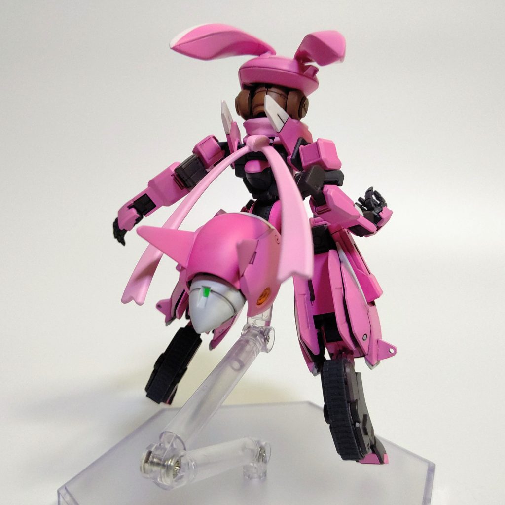 ピンクの悪魔、レンちゃんたるもの、機動性で他を圧倒しなければならない‼️とゆうことで、動力はGNドライヴ。トランザム‼️Σd(・∀・´)
足はちんまいブーツぽいのがいいと初めはダナジンの足でしたが、第七機甲師団的にもローラーダッシュ的な物が欲しい…と。結局バクゥの足を採用しましたw