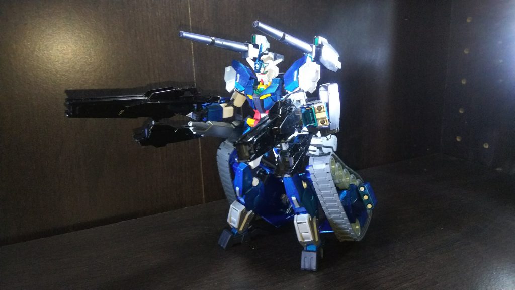 通常ドッキングです
両手に改良型ビームバズーカを装備
ヴィートルーの物に比べると威力は落ちますが、片手で扱える重量、反動となっております
足のキャタピラで地上を走り回れます
ただ、その際本体は少し浮きながらです( ・ω・)
推進材の節約と移動速度向上を狙ってます( ・ω・)