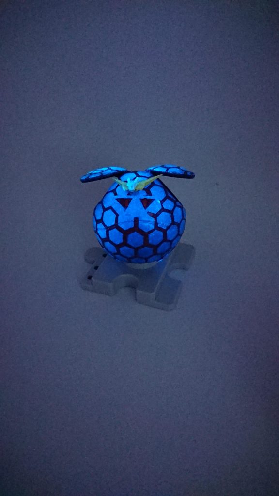 -マグネットならびに蓄光による塗装-
本作品はマグネットと蓄光の塗装も行っており画像の通り、角(磁石)が付き、暗い場所で青白く光るようになっています
(リアルマグネットコーティング 笑)
※蓄光発光条件は塗装の関係都合で暖めた時かつ日光等あてた状態で光る仕様となっています。通常時は光りません。