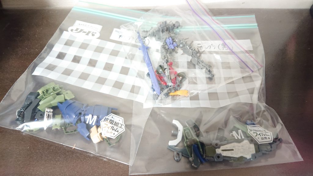 塗装の写真は取り忘れました...
とりあえず色ごとにパーツを仕分け。
左から白、灰色、黒です。