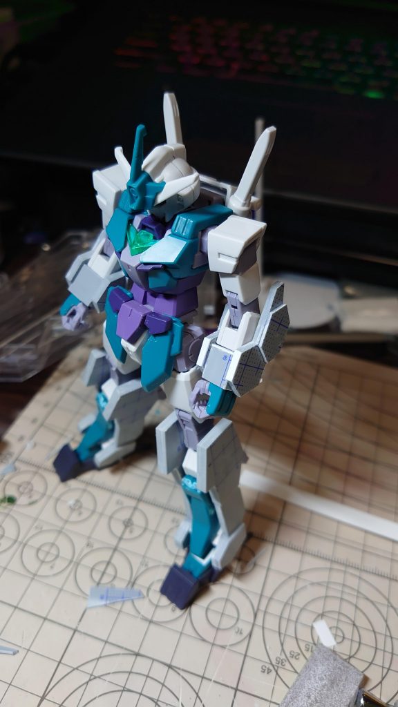 プラ板加工。マス目付きのプラ板で型を作ってから瞬着で他のプラ板に貼り付け切り出しして剥がすを繰り返して積層。使えるときはマス目のプラ板もそのまま使ってみる。