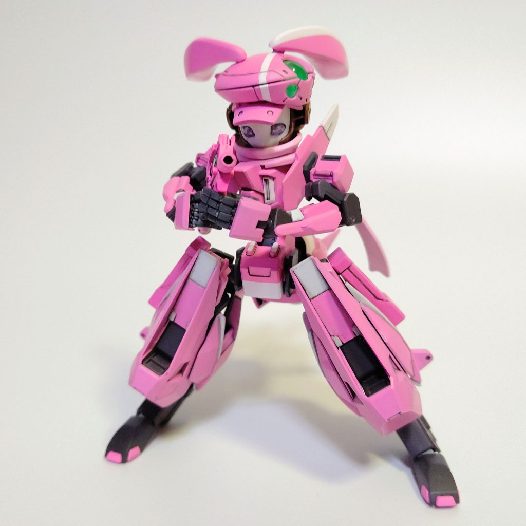 メインウェポンはリトルアーモリー製のP90です。
まだクソ重いエアータンクを背負って野山を駆け回りサバゲーしていた中学生時代に、その独特な形状と圧倒的な装弾数に一目惚れして購入したとても思い入れのある銃ですし、商品のサイズが1/12とゆうのもいまいちピンとこなかったので、思い切ってスクラッチしてみるか‼️と、とりあえずこの商品の画像を見本にしてプラ板に下書きしてみたのですが…『うん、似てない』と結局Amazonポチりました…w(*/□\*)