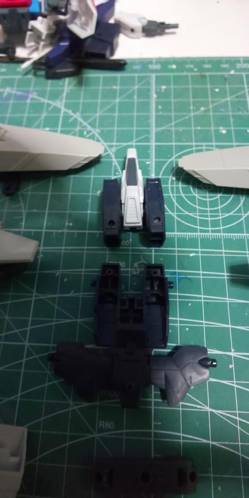 バックパックの上部の左右の窪みにヴィートルーウエポンのスラスターを穴を開け元々空いていた方を向かい合わせランナーの棒を適度に切断しスタービルドストライクのブースターのコックピットを繋げ残りはリゼルディフェンサーやガンプラバトルアームズなどを使いました