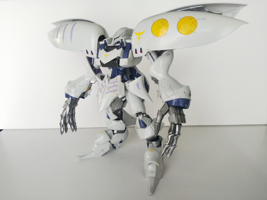 永野護版キュベレイのカラーを参考にしています。キュベレイからデザインの大きく変わった頭部や腕部に対して脚部の変更が少なかったので、異形感を増すためにパーツを組み換えてカスタマイズしました