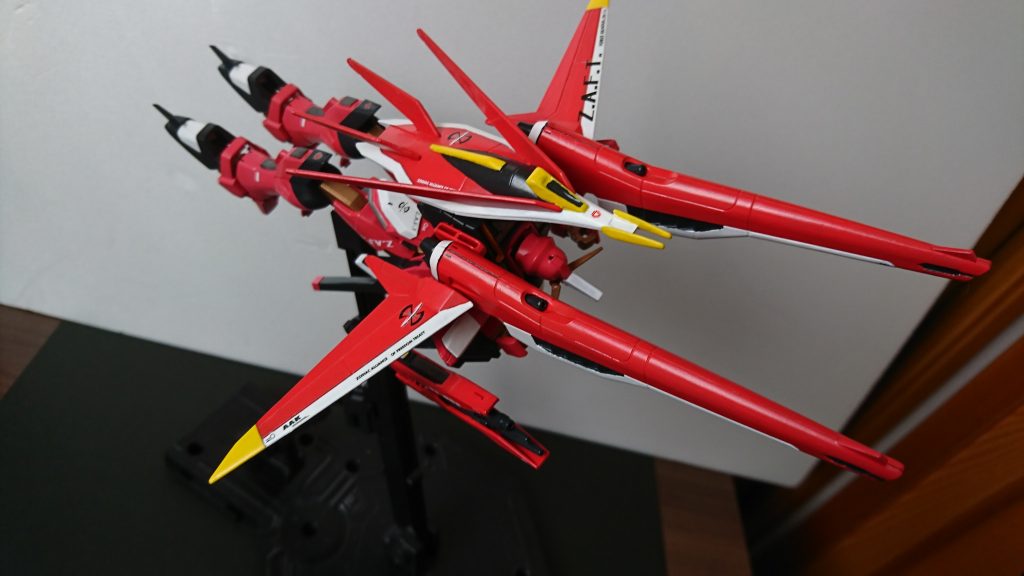 合体した状態のまま、MA形態になることができます٩( •̀ω•́ )ﻭ
ちなみにライフルは右腕にマウントすることができるのでその形態のまま、使用できるという設定です