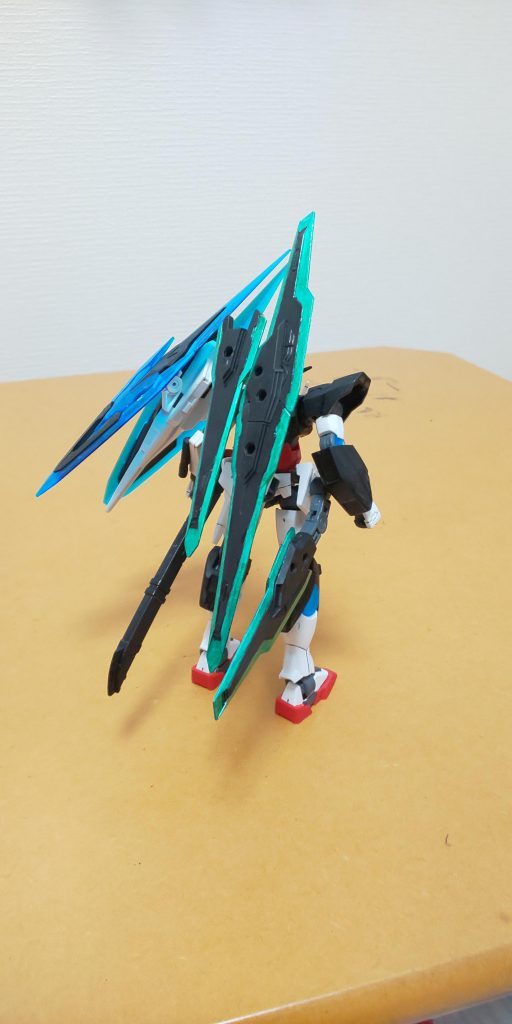 フロントとバック。もちろん右肩は黒で塗っています。クアンタとシアクアンタベースでミキシングしました。もともとクアンタのデザインが完成されていて、どこをいじるか凄く悩みました。その結果、シアクアンタからクリアパーツを移植し、バインダーガンをファングに見立ててみました。