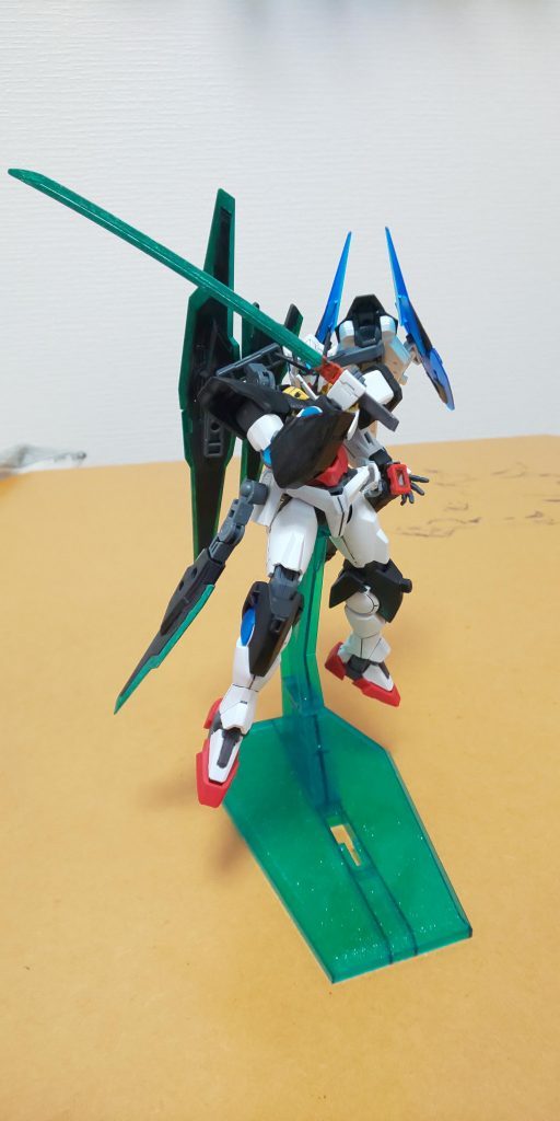 ここからは武器を。メインウェポンのGNカタナです。アストレイ赤枠のガーベラストレートの鍔を切り落として、色を変えてます。刀身をGN粒子で包み、切れ味を上げていて、鞘に収めることで刃に粒子を補給できるという設定です。