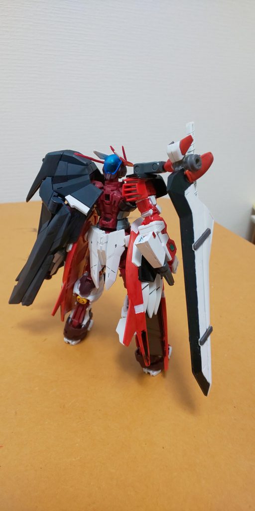 フロントとバック。ルーキフェイルよりもがっちりしてますね。アストレイノーネイムのデザインが凄く好きなので、ノーネイム成分多めです。マントは胴体に干渉する部分をカットしてます。