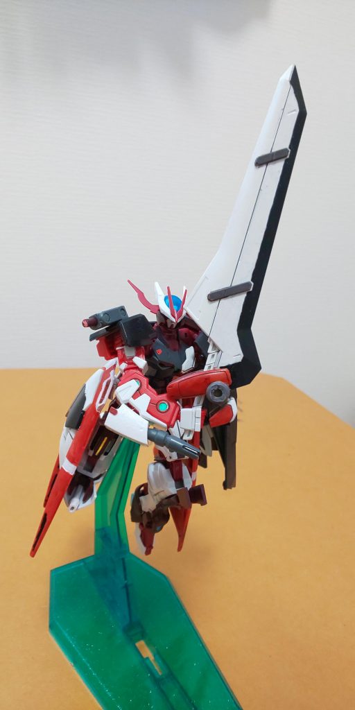 ここからは武器を。メインウェポンのGNバスターソードです。スローネツヴァイのものをそのまま流用してます。肩への接続部分はクアンタの太陽炉パーツを流用してます。また、腕の丸いモールドはコンデンサーという解釈でメタリックグリーンで塗ってます。