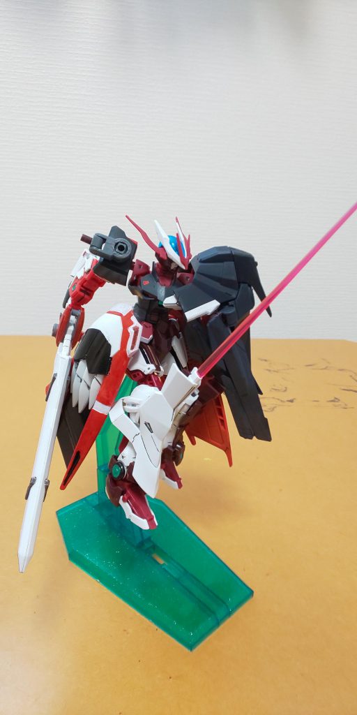 GNニービームサーベル。右膝に装備された固定武装。不意打ちや膝蹴りの要領で使います。ここまではルーキフェイルと似たり寄ったりですね。