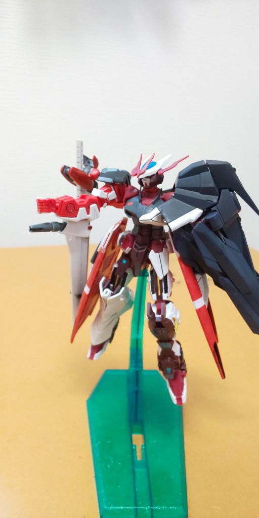 GNハンドガン。ビームサーベル発生機能はありません。バイアランカスタムのメガ粒子砲のパーツを切断し、形を整えてから色を塗り直しました。