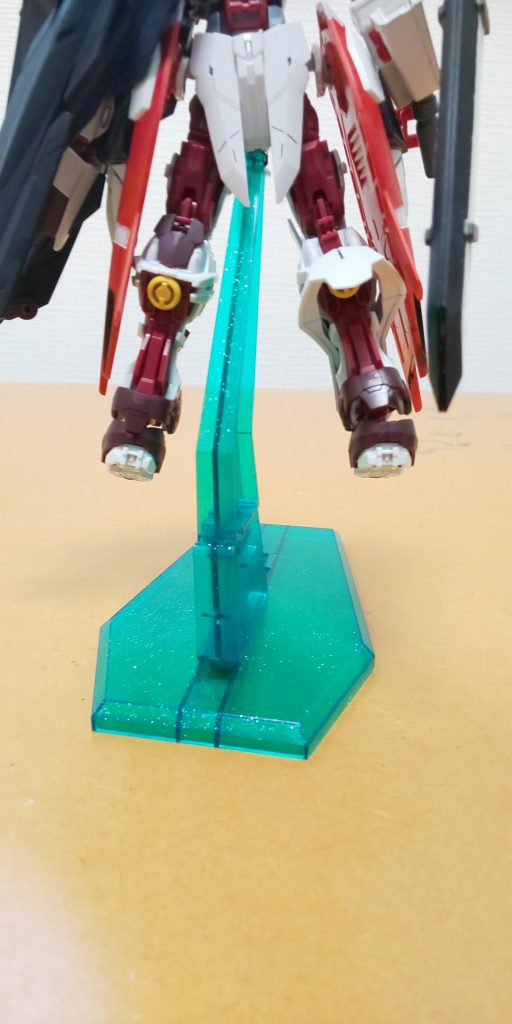 脚にはセラヴィーのスラスターを接着してます。また、可動域を広げるために右膝裏のパーツを外しました。