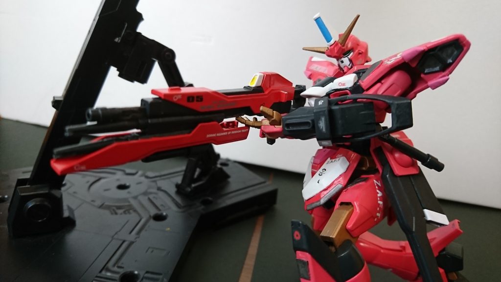 ちなみにライフルはストライクフリーダムのビームライフルを2つ組み合わせていて、通常のビームライフルの他に前にスライドすることで狙撃モードに切り替えることができます!
さらに…