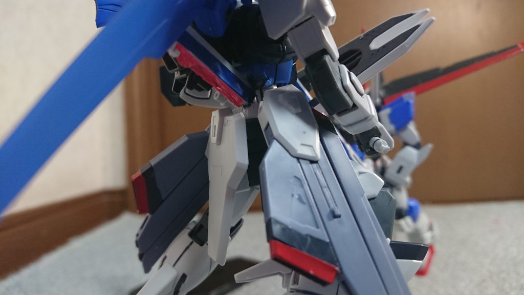 エクスカリバーも先端を切断しフリーダムの右後ろに固定しています