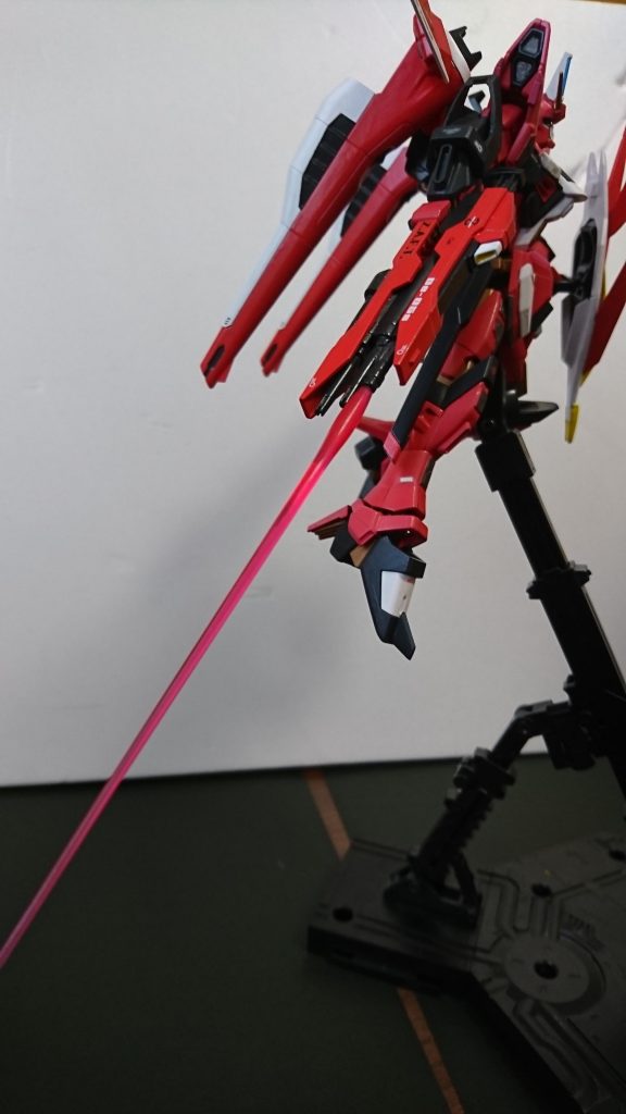 ビームライフルには他にもビームサーベルも内蔵しているため、瞬時に切りかえ対応することができます!
ちなみにもう一本通常のビームサーベルも内蔵してます(^-^)