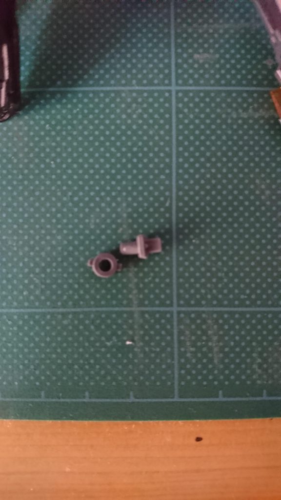 可変にはまずGNドライブを一度外して中の空洞に削って調節したPCを嵌め込みこのジョイントパーツをシールドのジョイントに合うように切って差し込みます