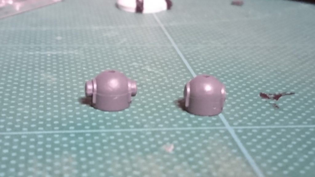 次にこちらのPCを不要な箇所を切り取って余剰パーツにあった適当な足パーツのボールジョイントを切り取ります