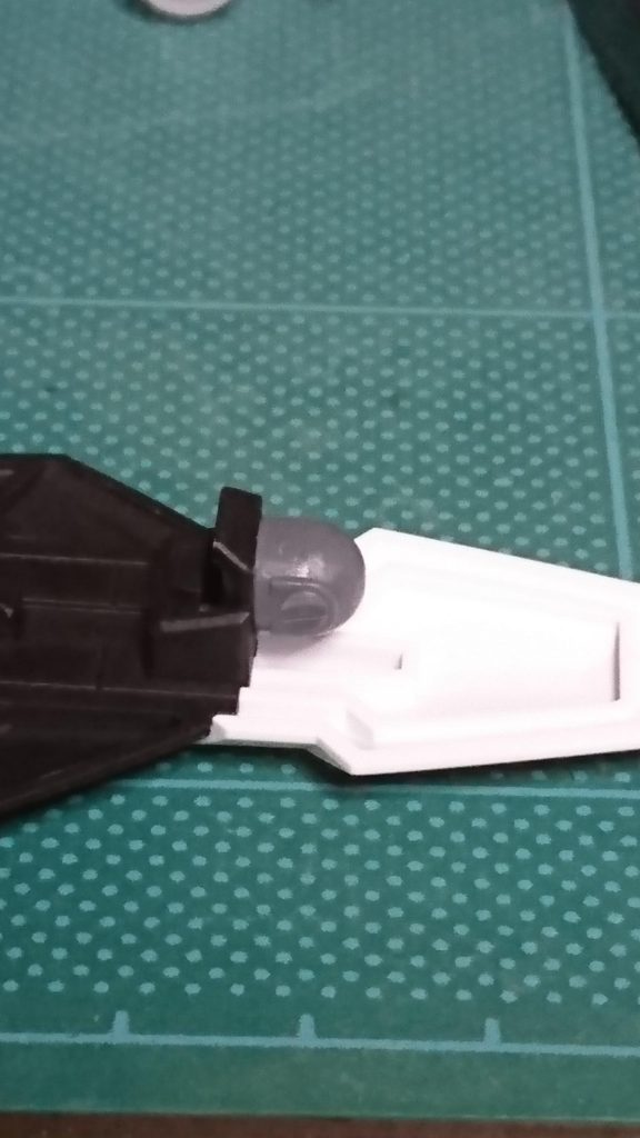 ボールジョイントとPCを着けて瞬着で接着して定着させます