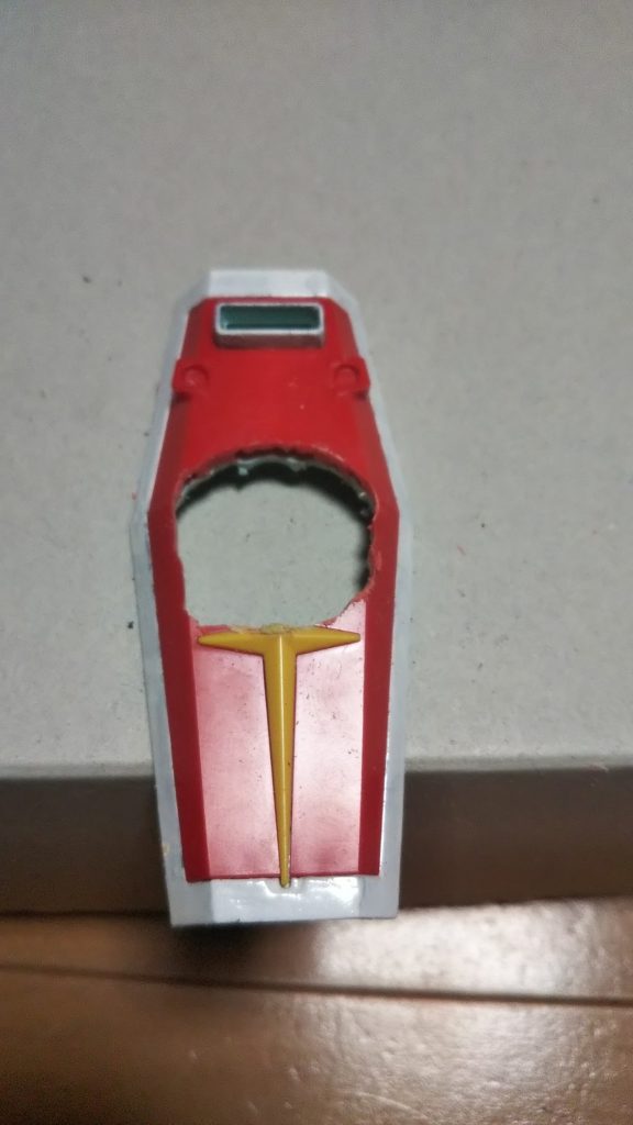 ズゴックの腕を当てて線を引いてバイスで穴を開けて半月ヤスリで研いだ後に着色とつや消し。
ヤスリ掛けが一番面倒な作業だった。