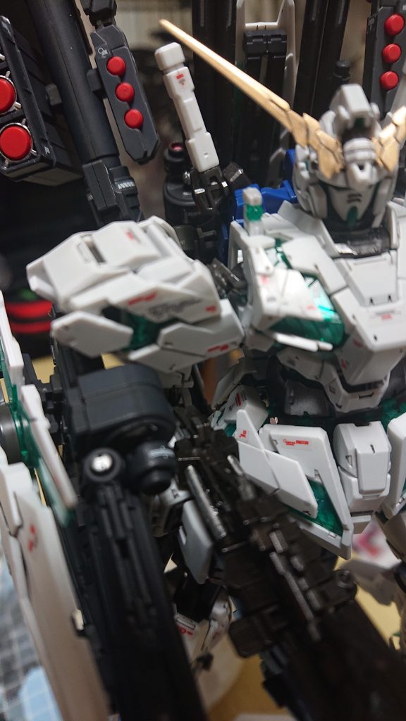 ポーズを撮ろうと動かしていたら腕の根元のパーツが折れてしまったので初代から移植しました😩