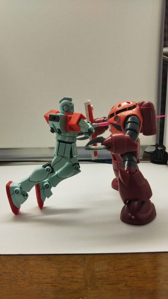 横から撮影。ズゴックが安定しているからジムが不安定な格好でもベースなしで撮影できた。