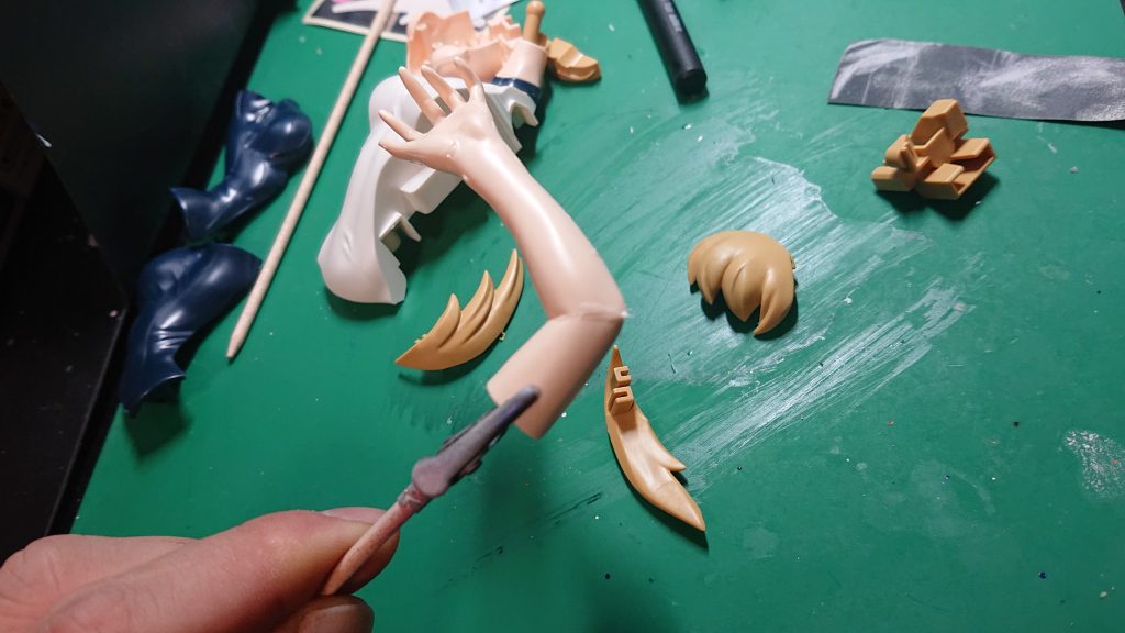 自作のランナー接着剤で合わせ目埋め