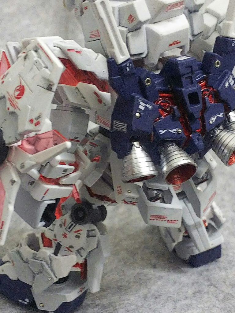 バックパックも作例みながら塗りわけしてパーニアはビルダーパーツに変更