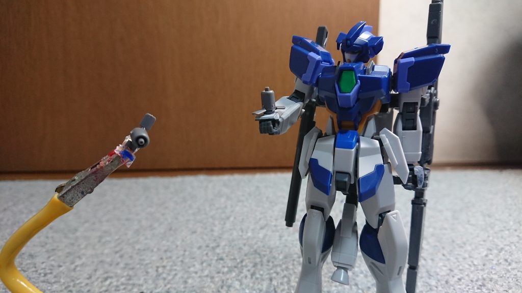 バックパックには２機の超小型の通信衛星を装備しておりこれらを介して精度の高い狙撃を行えるという設定です