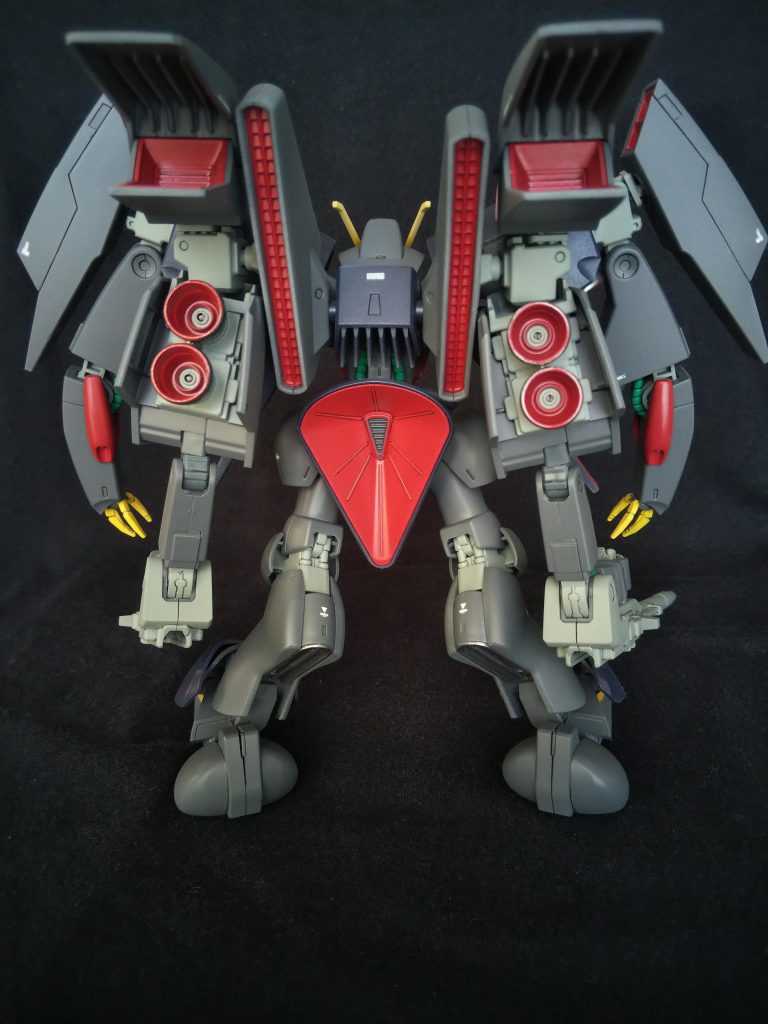 機動性と火力をアップさせる目的で開発されたものの、追加スラスターは腕部のスペアパーツをそのまま流用ということから開発資金不足が伺えます